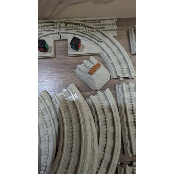 Lionel Little Lines Gray Plastic Train Track Set With Curved & Straight Pieces r - Picture 3 of 8